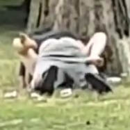 Sexe en public : un couple baise dans un parc de Berlin