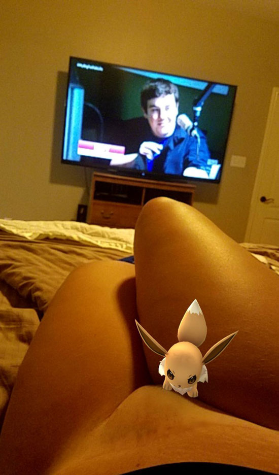 pokemon sur la chatte en regardant la tv