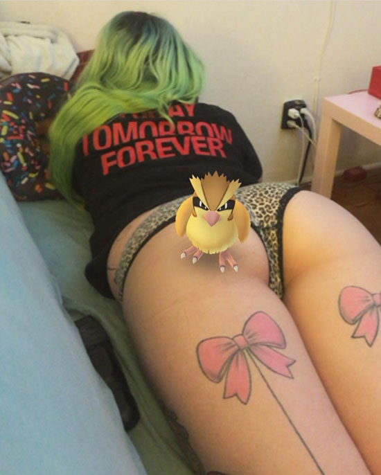 pidgey sur les fesses de cette fille en string