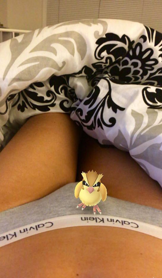 photo sexy d'un pokemon sur la culotte d'une fille