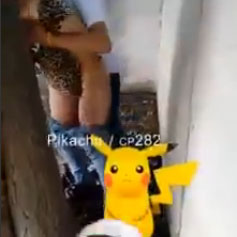 Il chasse des Pokemons et tombe sur un couple en train de baiser (Oops)