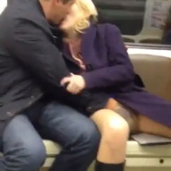 Elle se fait doigter dans le métro en public